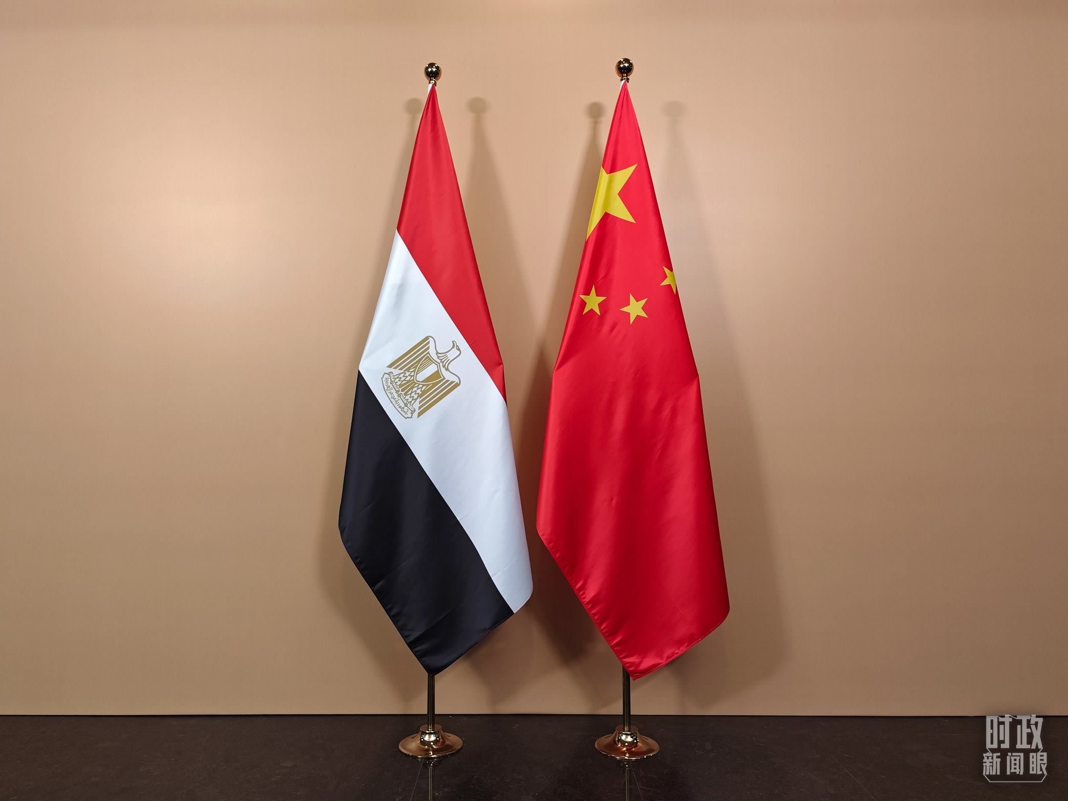 △ 會(huì)見廳外的中國埃及兩國國旗。（總臺(tái)央視記者彭漢明拍攝）
