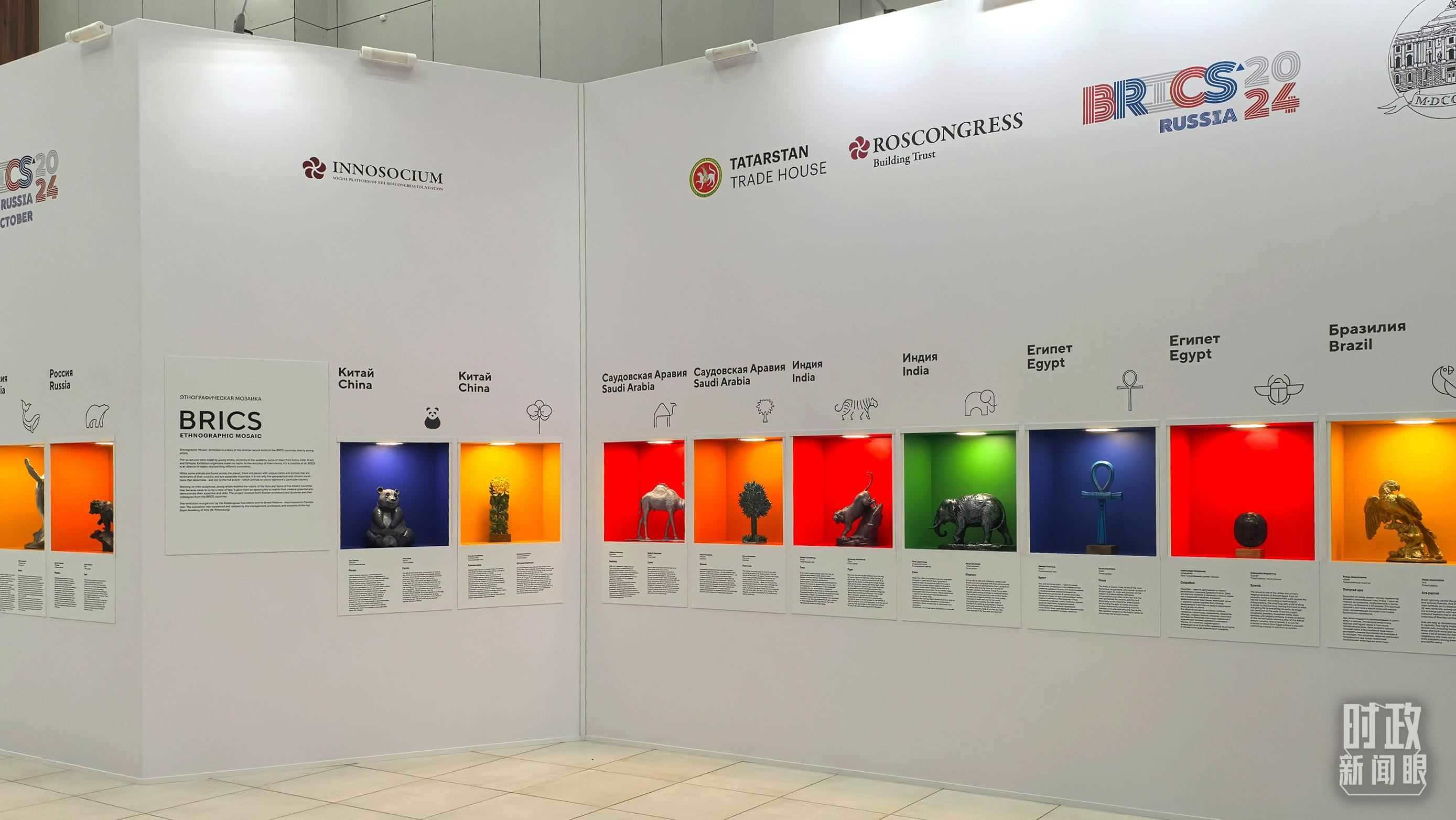 △ 喀山會(huì)展中心內(nèi)展示的金磚國家工藝品。（總臺(tái)央廣記者潘毅拍攝）