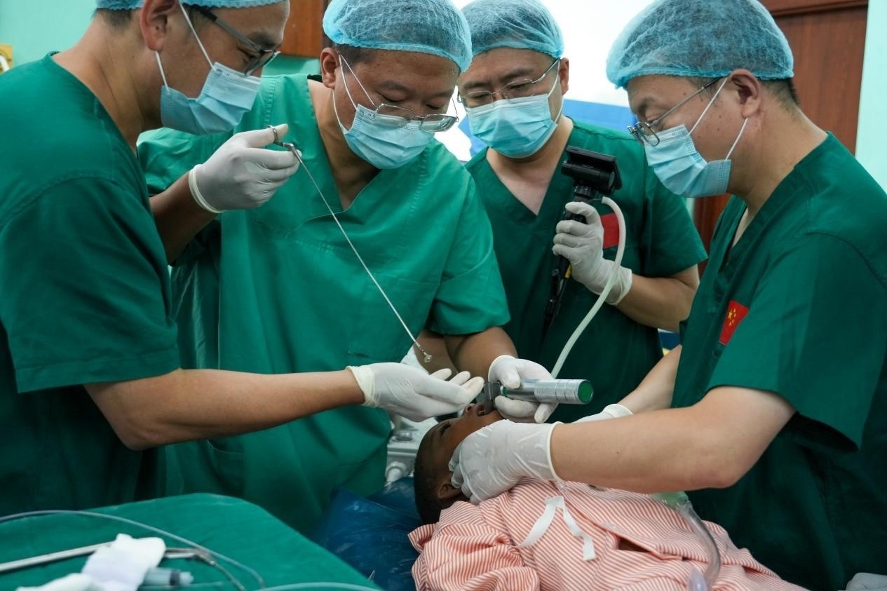 引起患兒窒息的異物被成功取出。中國(guó)援桑醫(yī)療隊(duì)供圖