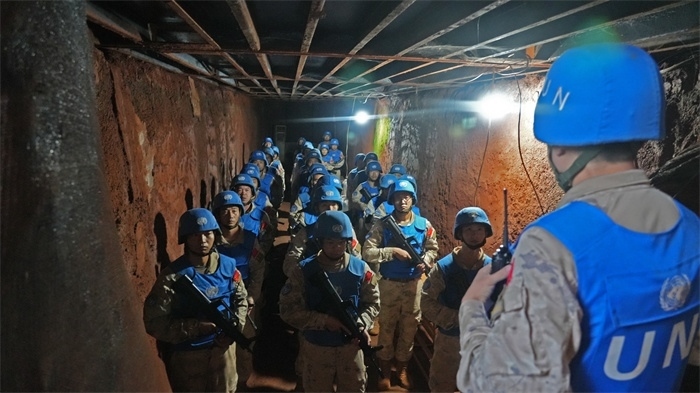 進入地下掩體隱蔽。王軍杰攝