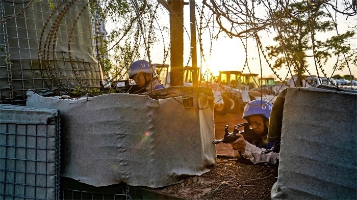 瞭望偵察一線情況。張洪奧攝