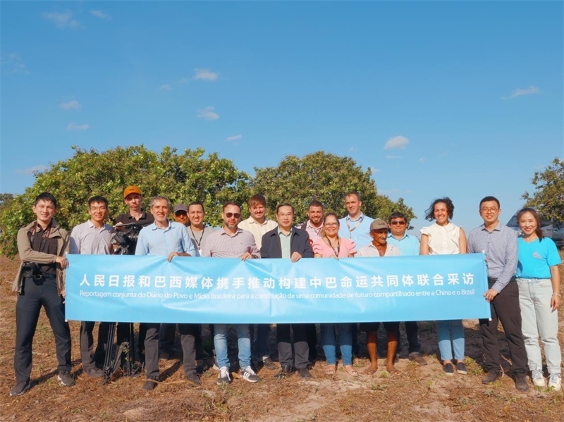 當(dāng)?shù)貢r間10月24日至25日，人民日報社攜手巴西主流媒體在巴西東北部北里奧格蘭德州開展聯(lián)合采訪，拉開了以“攜手推動構(gòu)建中巴命運共同體”為主題的人民日報和巴西媒體聯(lián)合采訪序幕。圖為參加聯(lián)合采訪的中巴兩國記者與受益于中國企業(yè)扶貧項目的若昂卡馬拉市民眾合影。 人民日報和巴西媒體聯(lián)合采訪團供圖