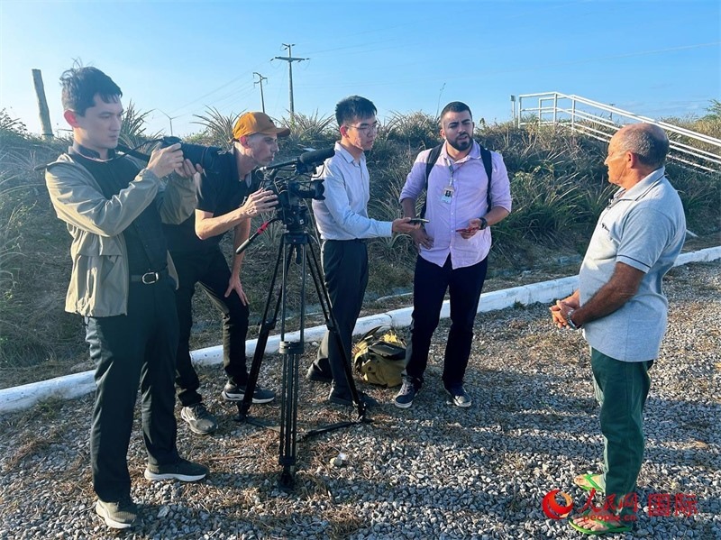 聯(lián)合采訪團正在采訪因苦咸水淡化項目受益的當(dāng)?shù)孛癖?。人民網(wǎng)記者 陳一鳴攝