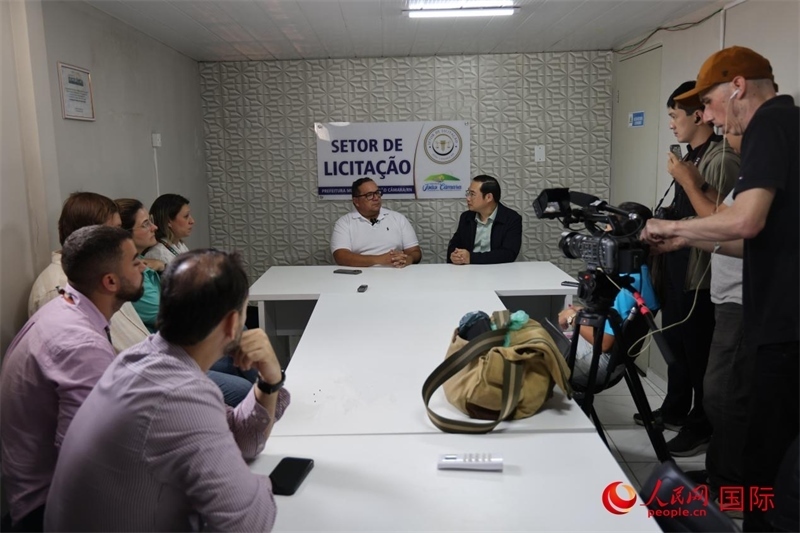 巴西東北部北里奧格蘭德州若昂卡馬拉市市長馬諾埃爾·貝爾納接受聯(lián)合采訪團采訪。 人民網(wǎng)記者 時元皓攝