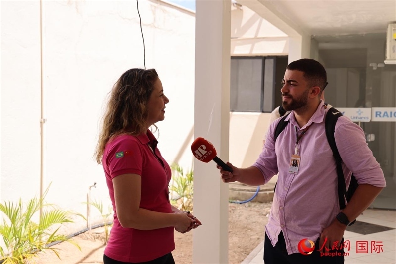 國網(wǎng)巴電文化中心負(fù)責(zé)人達尼埃拉·帕戈托接受參加聯(lián)合采訪團的巴西記者采訪。 人民網(wǎng)記者 時元皓攝