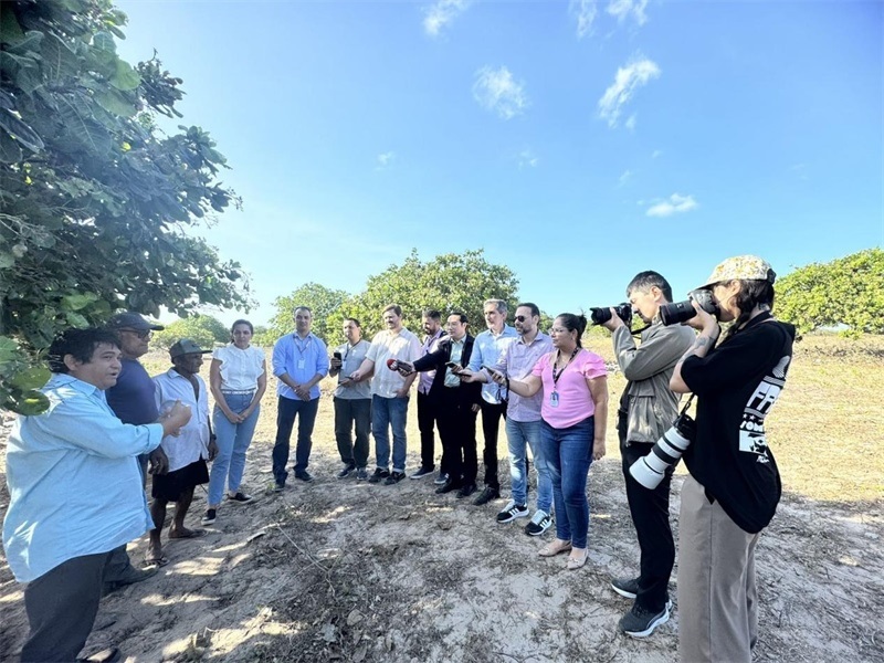 聯(lián)合采訪團正在采訪中國企業(yè)在若昂卡馬拉市的扶貧開放項目 。孫佳攝