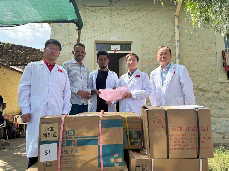 中國(guó)醫(yī)療隊(duì)向科倫醫(yī)院捐贈(zèng)藥品和醫(yī)療物資。中國(guó)第17批援厄立特里亞醫(yī)療隊(duì)供圖