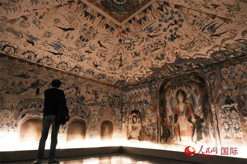 觀眾仿佛置身于數(shù)字復(fù)原的敦煌第285窟。人民網(wǎng)記者 尚凱元攝 