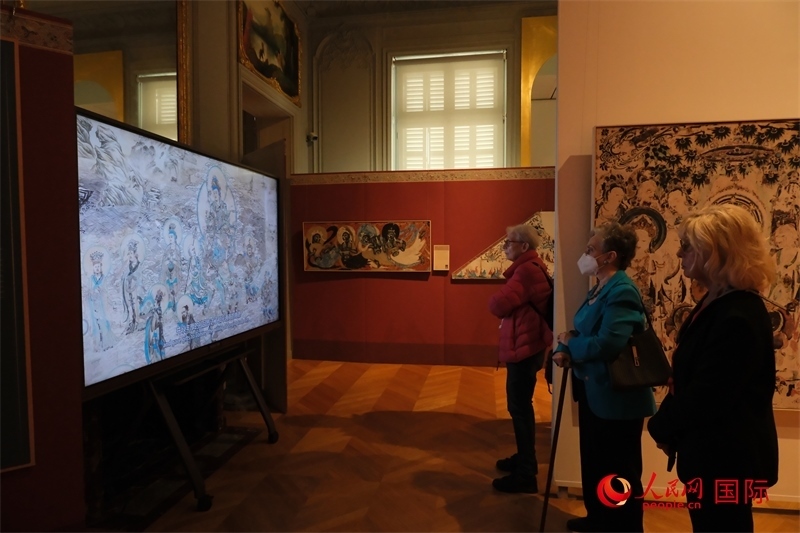 觀眾在展臺觀看錄像講解。人民網(wǎng)記者 尚凱元攝