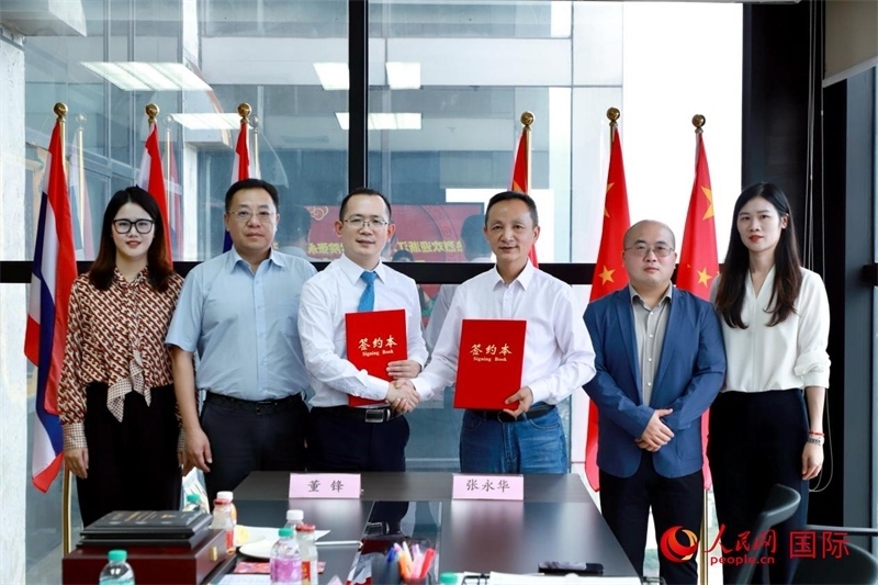 會(huì)談現(xiàn)場(chǎng)。左三為泰中僑商聯(lián)合會(huì)副主席董峰；右三為浙江大學(xué)光華法學(xué)院黨委書記張永華。人民網(wǎng)記者 簡(jiǎn)承淵攝