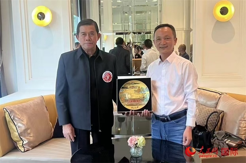 泰中友好協(xié)會(huì)會(huì)長(zhǎng)、泰國(guó)前副總理功·塔帕朗西（左一）會(huì)見浙大團(tuán)組一行。人民網(wǎng)記者 簡(jiǎn)承淵攝