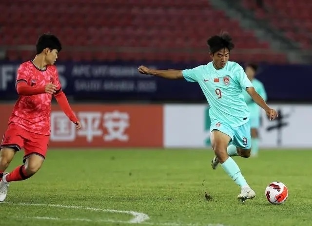國少隊球員魏祥鑫（右）比賽中傳球。新華社記者 李鋼攝