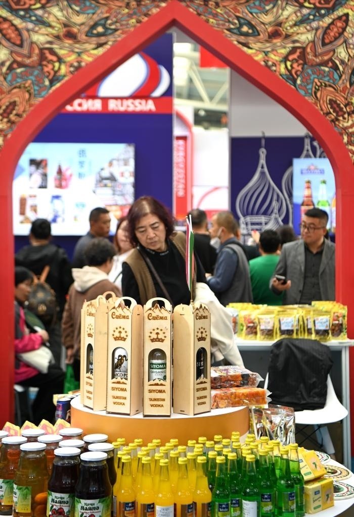 10月25日，觀眾在楊凌農(nóng)高會上合組織國家農(nóng)業(yè)展區(qū)了解農(nóng)產(chǎn)品。新華社記者 鄒競一 攝