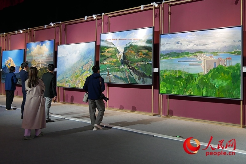 觀眾正在欣賞畫作。人民網記者 韋衍行攝