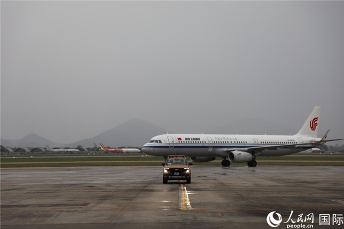 國航上?！觾?nèi)首班飛機抵達河內(nèi)內(nèi)排機場。人民網(wǎng)記者 楊曄攝