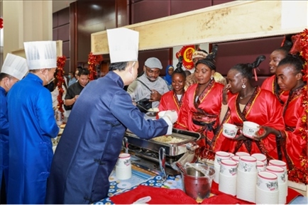 恩賈梅納大學(xué)孔子學(xué)院的學(xué)生們對(duì)中國餃子情有獨(dú)鐘。主辦方供圖