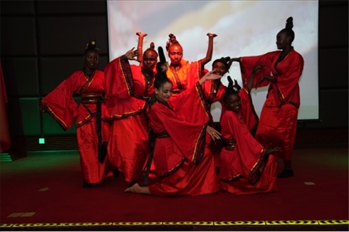 孔子學(xué)院的學(xué)生表演中國舞《昭君出塞》。主辦方供圖