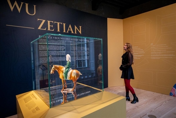 圖為觀眾在參觀“一代女皇武則天展”。（中華人民共和國駐荷蘭王國大使館供圖）