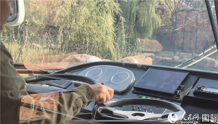 鄭州銀基動(dòng)物王國(guó)水陸兩棲觀光車駕駛室。人民網(wǎng) 謝瑩攝