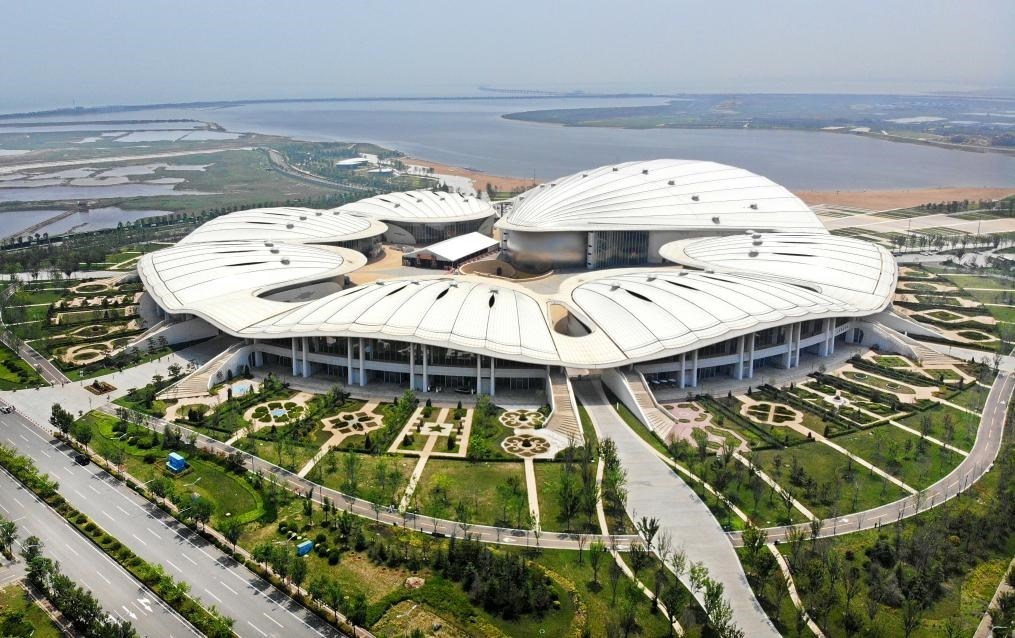 位于中國—上海合作組織地方經(jīng)貿(mào)合作示范區(qū)的青島·上合之珠國際博覽中心（2024年7月18日攝，無人機照片）。新華社記者李紫恒 攝