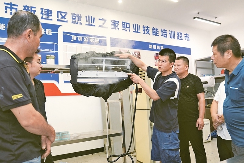 黨的二十屆三中全會強(qiáng)調(diào)，要健全終身職業(yè)技能培訓(xùn)制度。圖為2024年9月12日一位老師在給學(xué)員進(jìn)行家電清洗技術(shù)培訓(xùn)。 新華社記者 萬象/攝