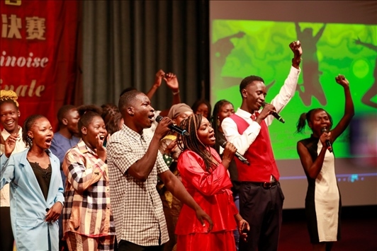 孔子學(xué)院的同學(xué)們演唱中文歌曲《明天會(huì)更好》。中國石油非洲公司供圖