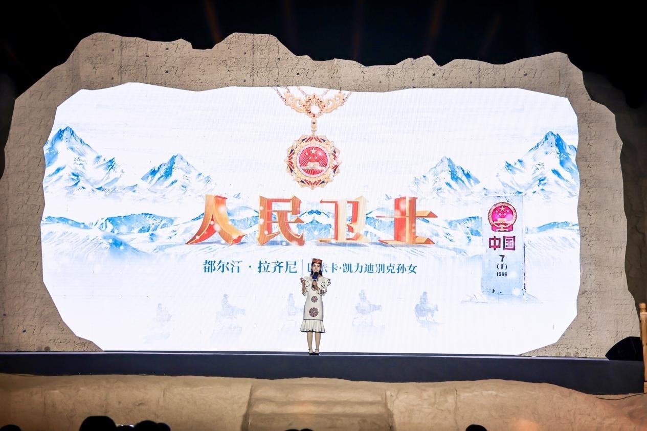 都爾汗·拉齊尼在“何以中國·五星出東方”網絡主題宣傳活動現場演講。人民視頻供圖