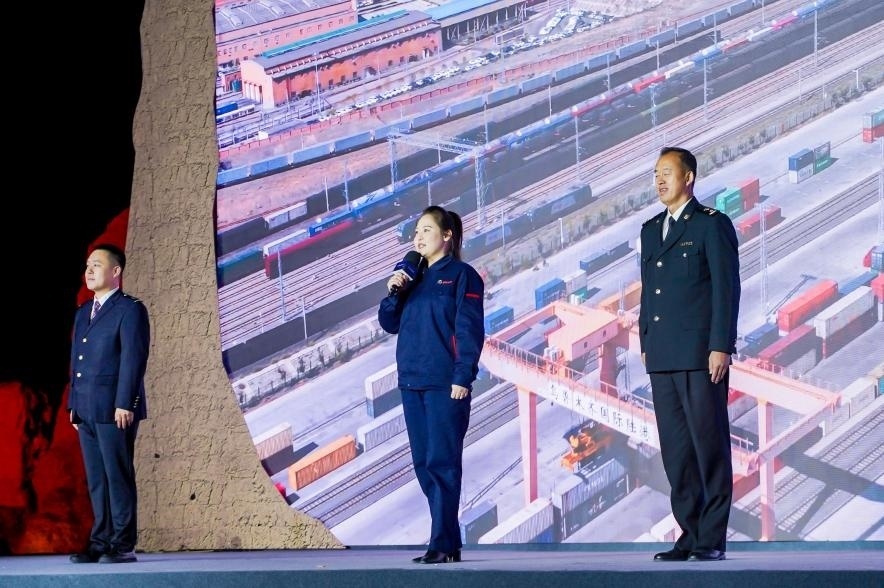 早吾扎?哈力賽（左二）在“何以中國·五星出東方”網絡主題宣傳活動現場演講。人民視頻供圖