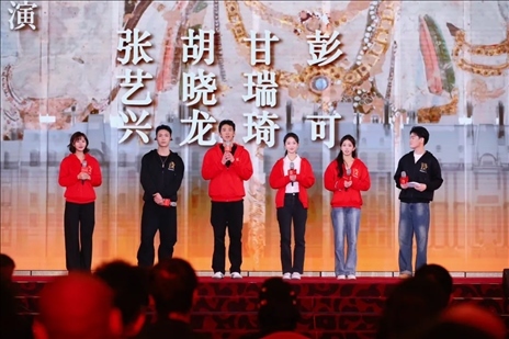 《受到召喚·敦煌》眾演員與現(xiàn)場觀眾互動(dòng)交流。主辦方供圖