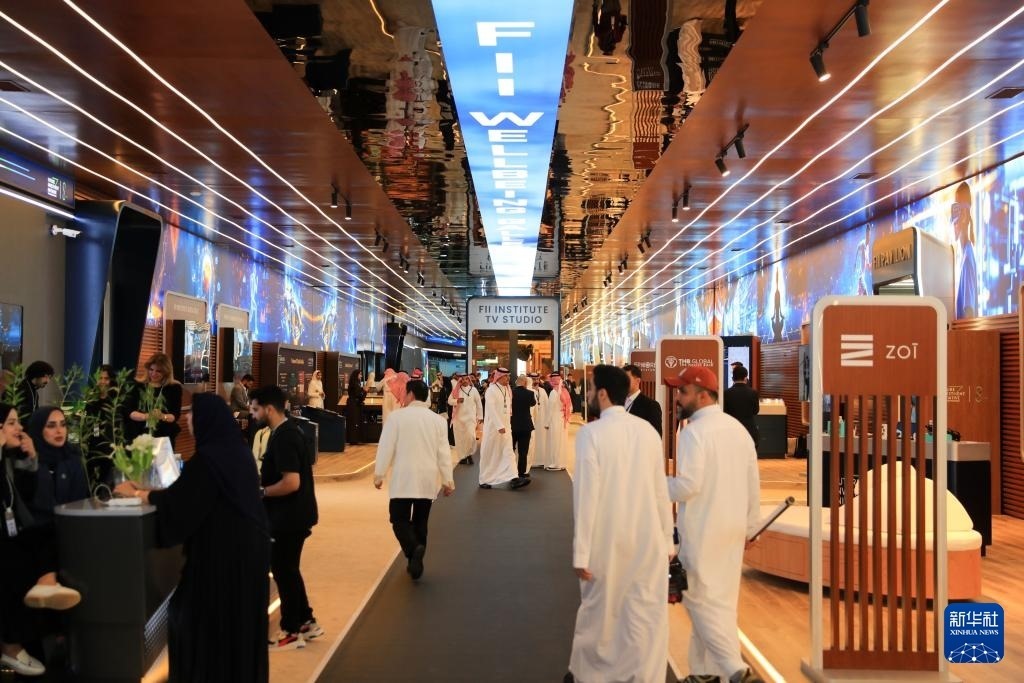 10月31日，在沙特阿拉伯首都利雅得，人們參加第八屆沙特“未來投資倡議”大會(huì)。新華社記者 隋先凱 攝