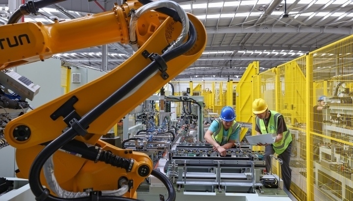 江蘇昆山，智能生產(chǎn)線上人機(jī)協(xié)同作業(yè)