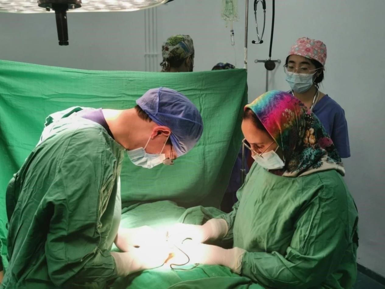 中國醫(yī)療隊員與當?shù)蒯t(yī)生合作開展手術。第196批中國援助摩洛哥醫(yī)療隊塞達特分隊供圖