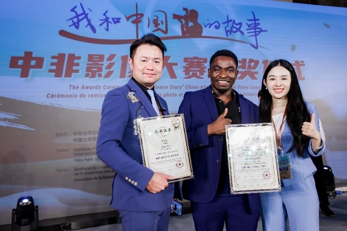 王曉樂(lè)（中）與其他嘉賓合影。主辦方供圖