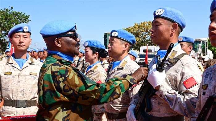 聯(lián)南蘇團西戰(zhàn)區(qū)司令多米尼克準將為維和官兵授勛。孫千攝