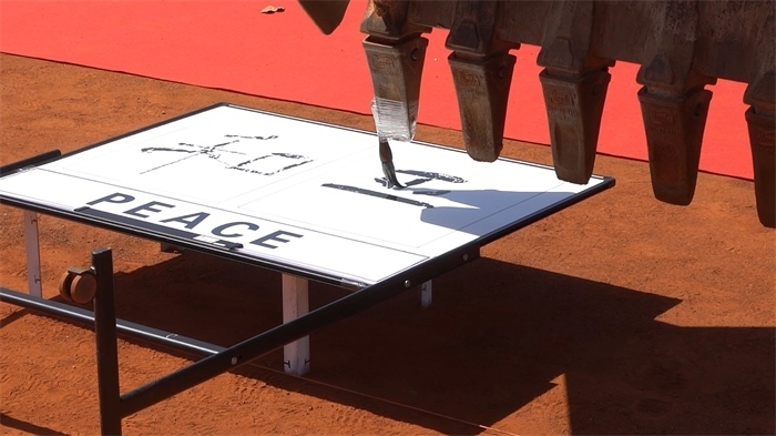 工程機械表演寫書法。王皓宇攝