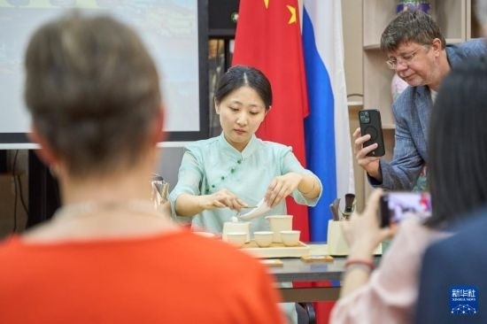 這是11月2日在俄羅斯符拉迪沃斯托克的活動現(xiàn)場拍攝的茶藝表演。新華社發(fā)（郭飛洲攝）