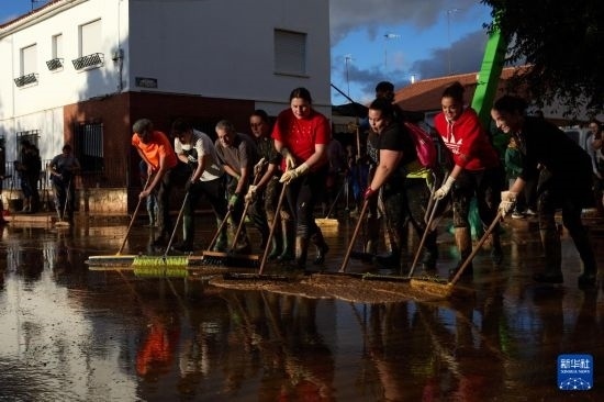 11月2日，居民在西班牙烏鐵爾清理房屋。新華社記者 孟鼎博 攝