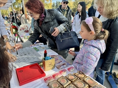 活動(dòng)現(xiàn)場(chǎng)外賓體驗(yàn)中國書法。 中國駐保加利亞大使館供圖。