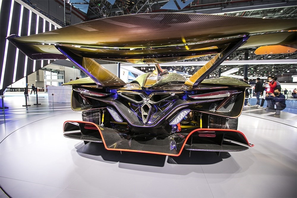 2020年11月5日，上海，來(lái)自德國(guó)的全球首款全碳纖維跑車(chē)亮相進(jìn)博會(huì)。該車(chē)總重量只有1250KG。