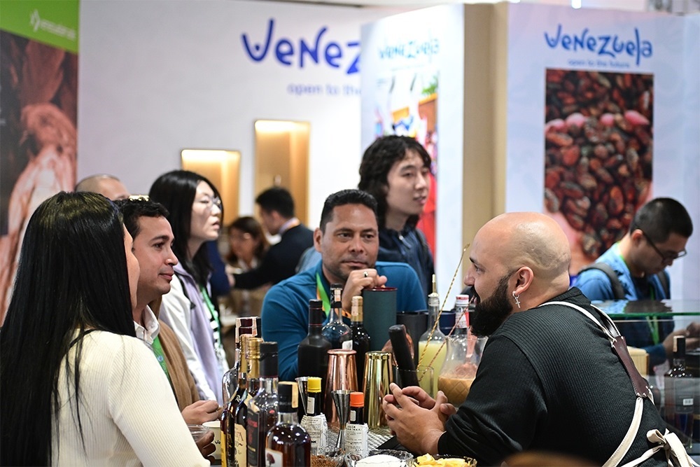 2023年11月9日，上海，觀眾在進(jìn)博會(huì)委內(nèi)瑞拉館參觀、交流、洽談。