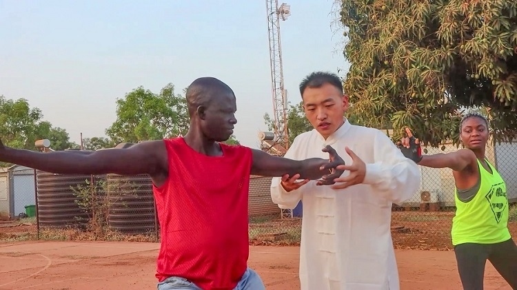 細(xì)心指導(dǎo)動(dòng)作。馬騫攝