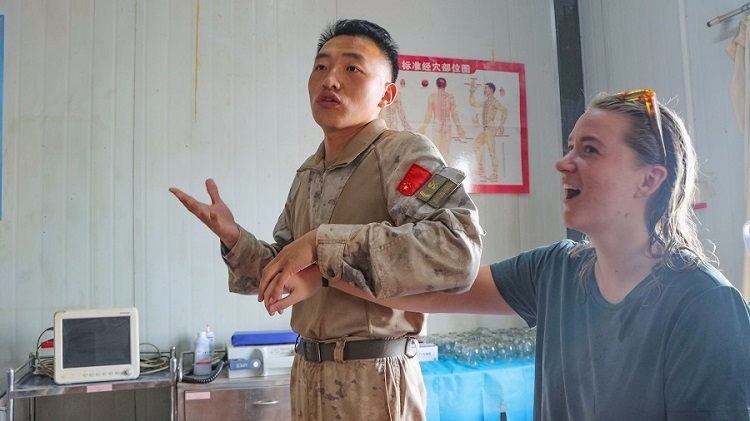 體驗(yàn)中醫(yī)針灸。羅詩穎攝