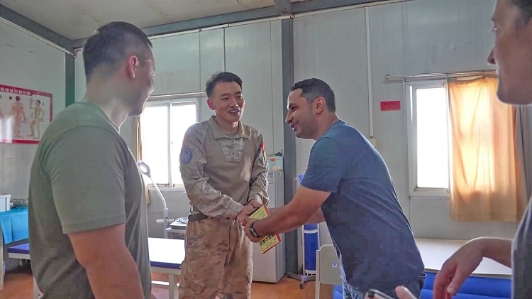 外國友人致謝。王軍杰攝