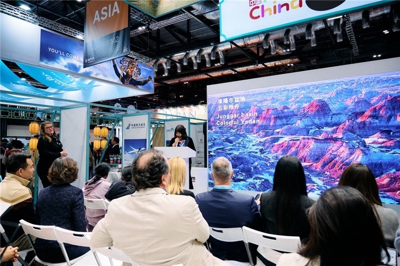  “中國(guó)館”新疆旅游推介會(huì)現(xiàn)場(chǎng)介紹。楊浩鵬攝
