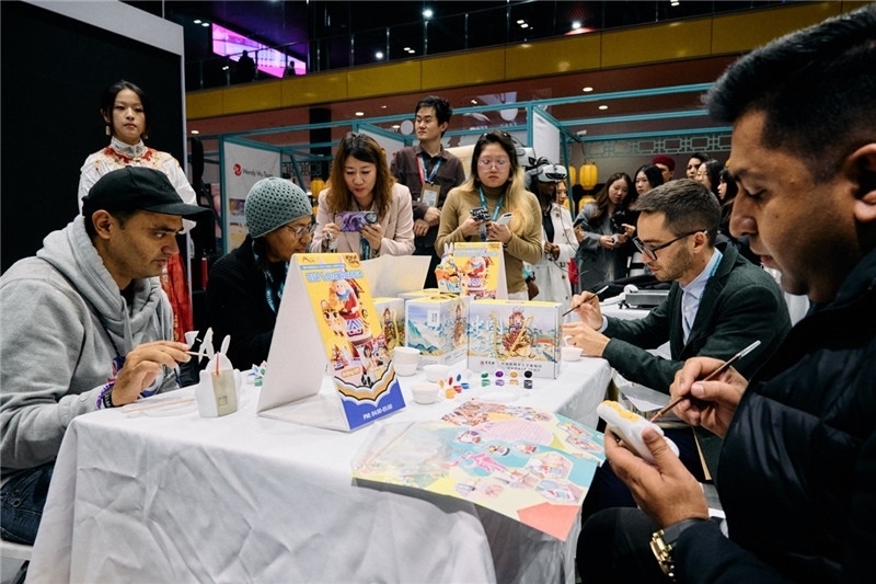 觀眾參加“兔兒爺”手工坊。楊浩鵬攝