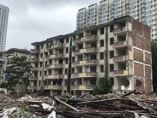 圖為拆遷中的合肥儀表廠宿舍。 合肥市蕪湖路街道 提供