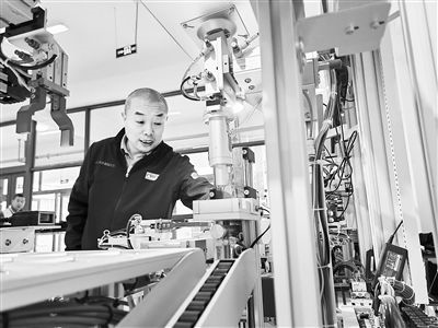 郭海青在檢查車(chē)床加工設(shè)備。 受訪者供圖