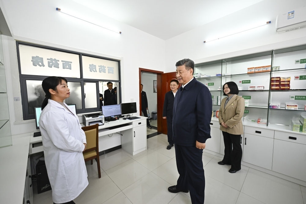 2024年11月5日，習(xí)近平在湖北省咸寧市嘉魚(yú)縣潘家灣鎮(zhèn)四邑村衛(wèi)生室考察。習(xí)近平指出：“要進(jìn)一步加強(qiáng)黨建引領(lǐng)，抓住‘一老一小’這個(gè)重點(diǎn)，更加精準(zhǔn)有效地為群眾排憂解難?！? width=