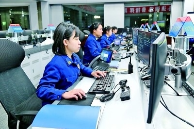  廣東省廣州市消防救援支隊指揮中心的接警調(diào)度員24小時待命。圖片由國家消防救援局提供