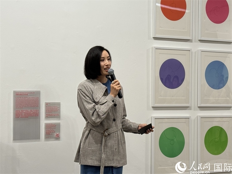 11月8日，今日美術(shù)館館長張然在“瑞士經(jīng)典設(shè)計展”開幕式上發(fā)表致辭。（人民網(wǎng) 謝瑩攝）